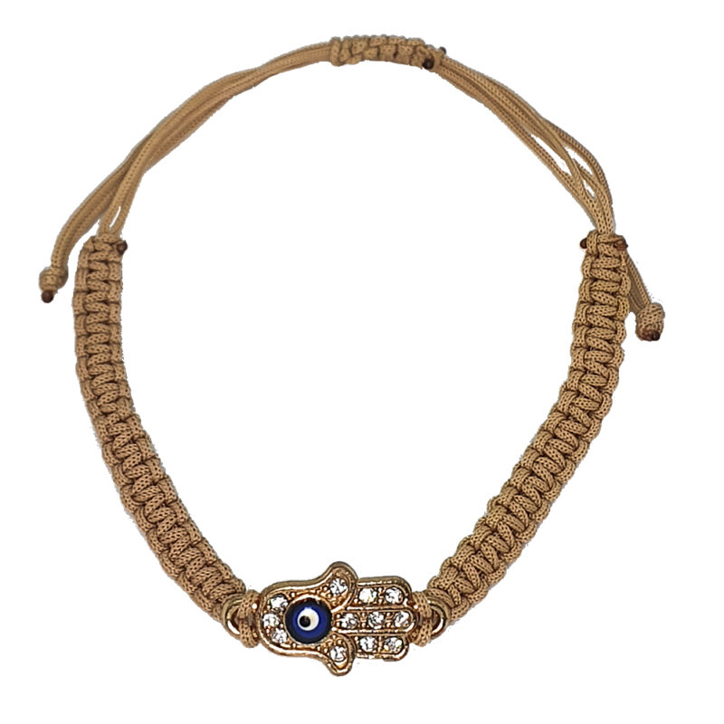 Βραχιόλι μακραμέ με μοτίφ χεράκι σε χρυσό χρώμα διακοσμημένο με στρας και ματάκι. Το βραχιόλι αυξομειώνεται για να ταιριάζει σε όλα τα μεγέθη.
